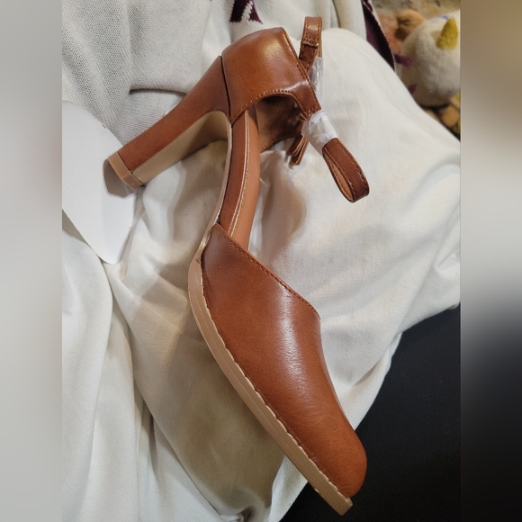 Elegant Brown Women's Heels Brand New - Picture 2 of 7